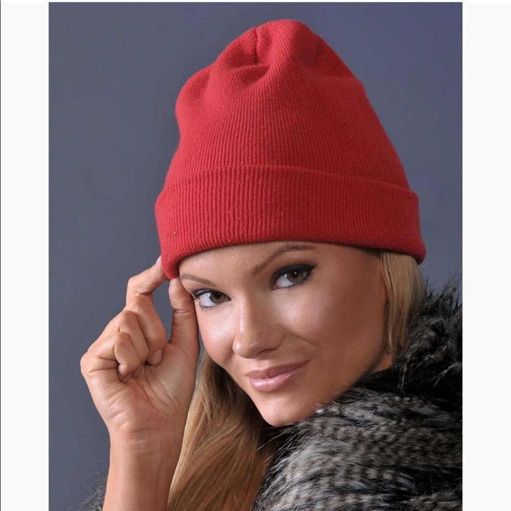 Red beanie / hat - Picture 1 of 3